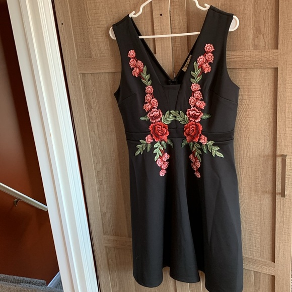 Black dress with embroidered roses. Size XL - Picture 5 of 5